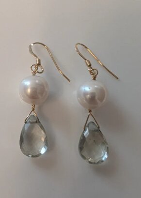 Earrings with a pearl and a green quartz briolette drop