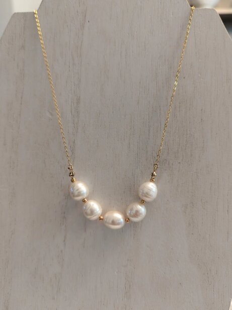 Simple gold chain necklace with baroque pearls